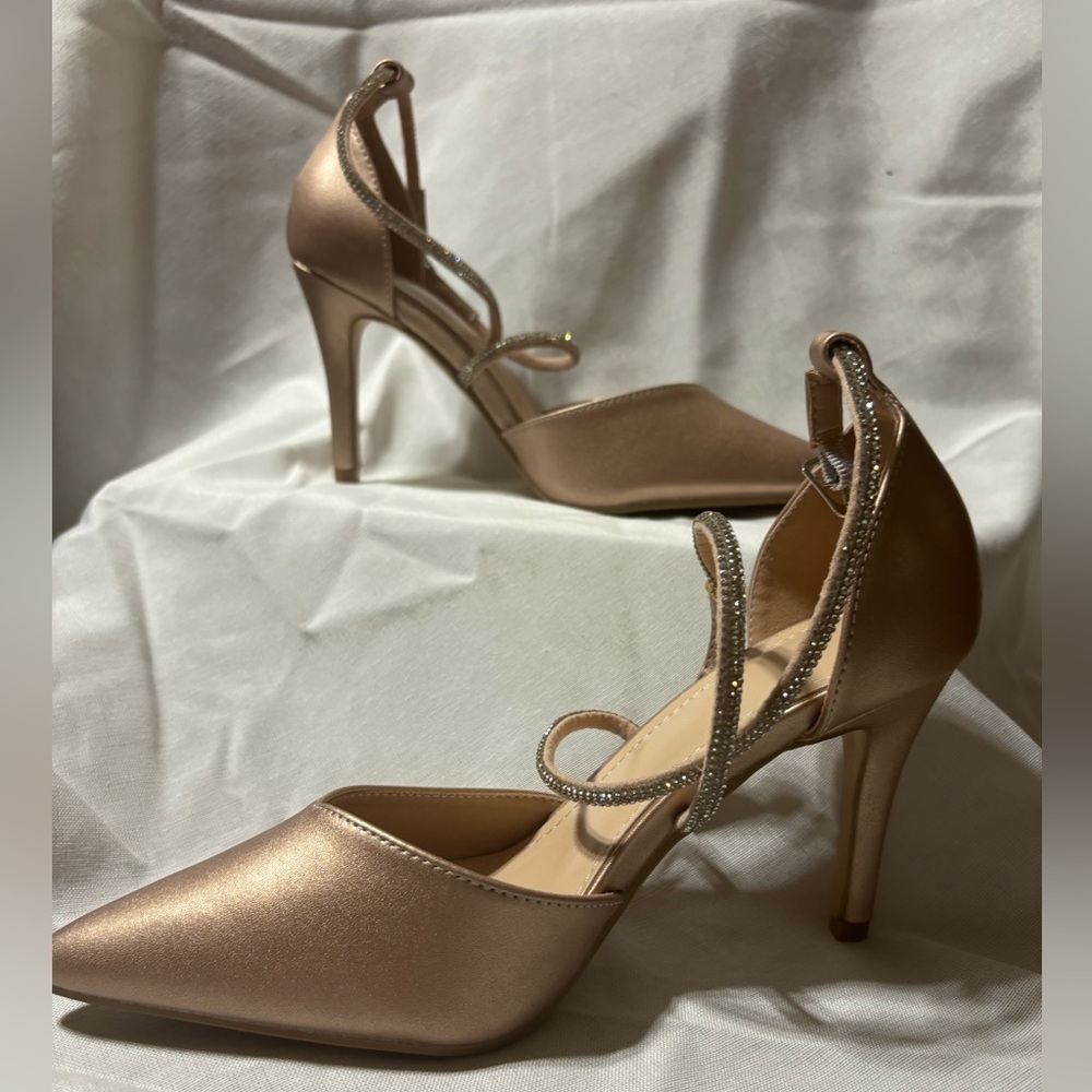 Beautiful New in Box Rhinestone Ankle Wrap Pumps, Size 36 (7)